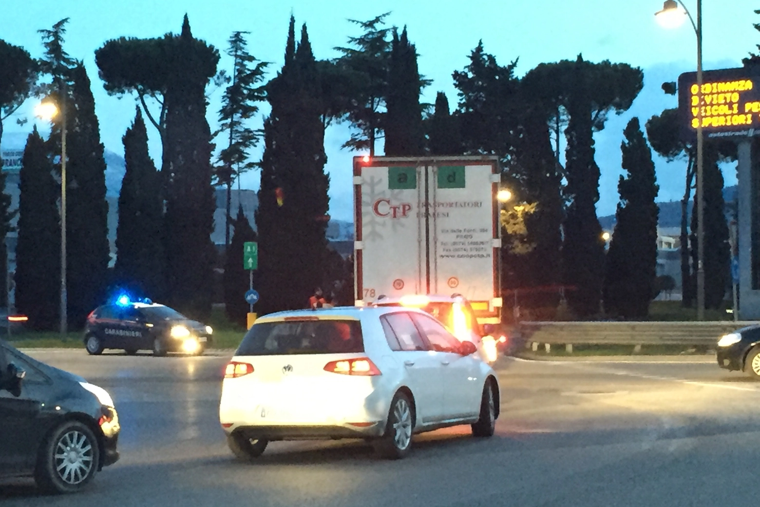 Controlli dei carabinieri all'ingresso di Calenzano della A1