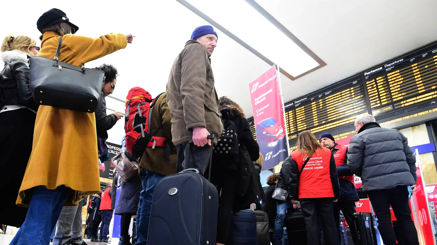 Passeggeri in stazione alle prese con ritardi e disagi Passeggeri in stazione alle prese con ritardi e disagi