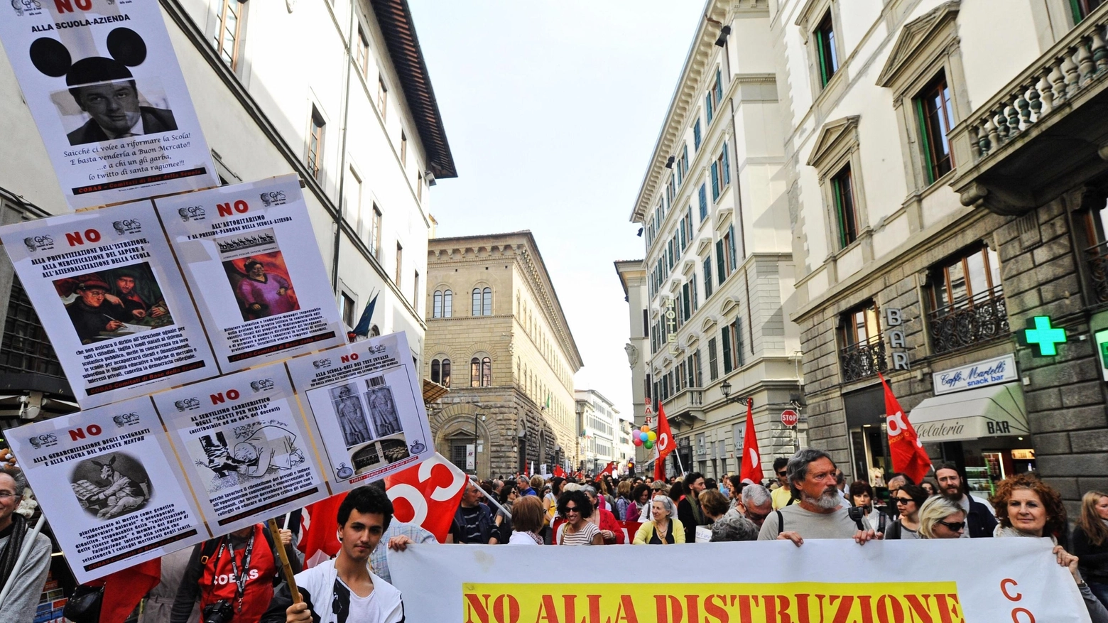 Un momento del corteo di Firenze contro la riforma della scuola (Ansa)