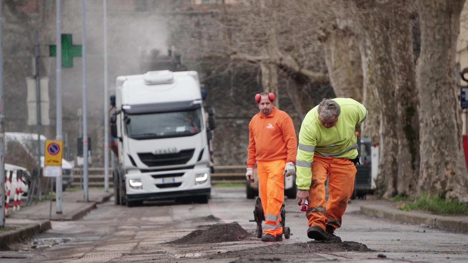 Lavori per asfaltare una strada (Foto Castellani)