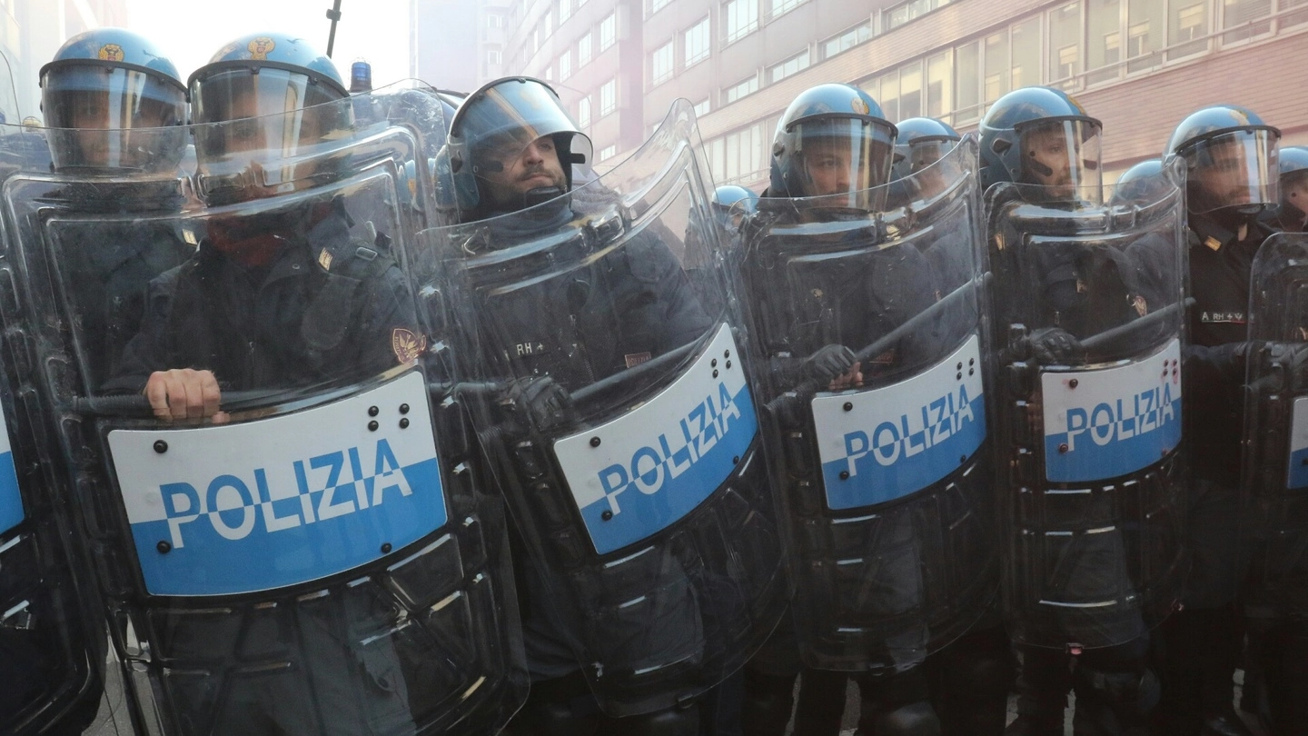 Polizia in assetto antisommossa