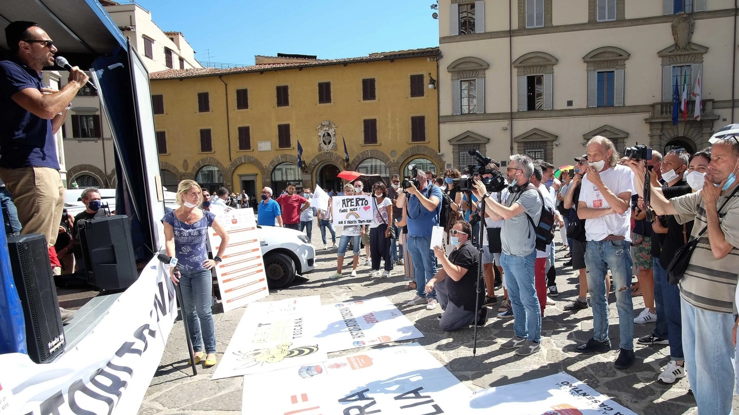 In seicento in piazza del Duomo a sostegno del commercio in crisi