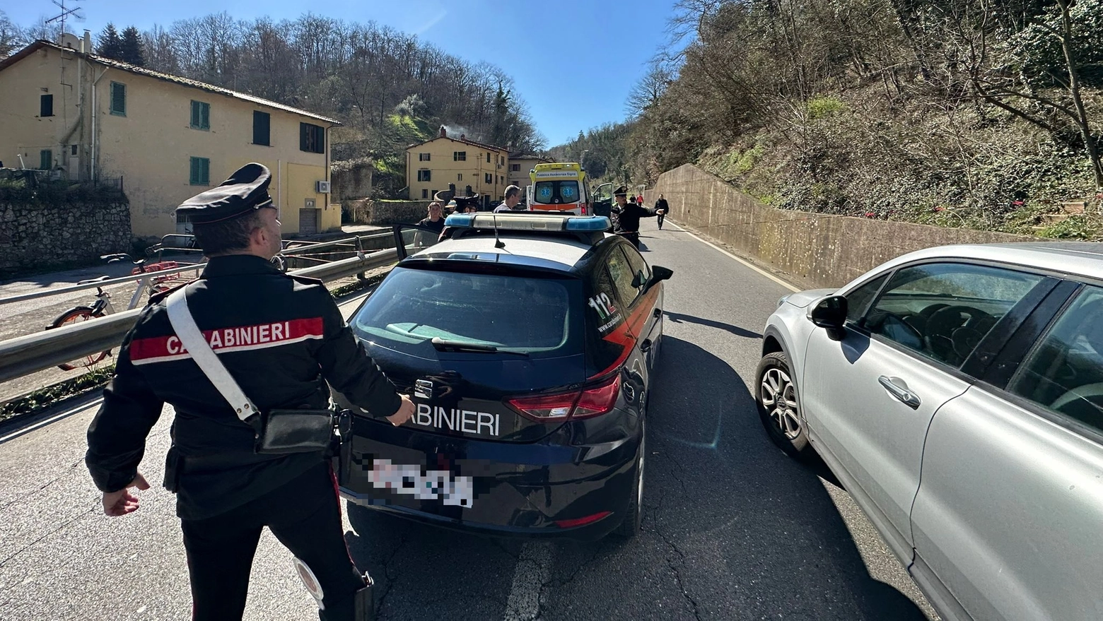 Lastra a Signa, i carabinieri sul posto dopo il tragico incidente tra una bici e una moto (Foto Germogli)