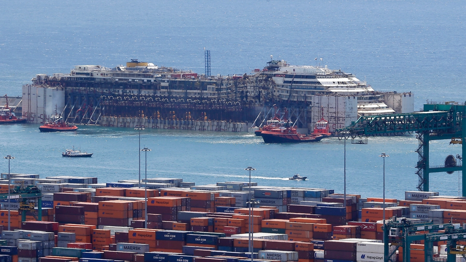 La Concordia dentro il porto di Genova
