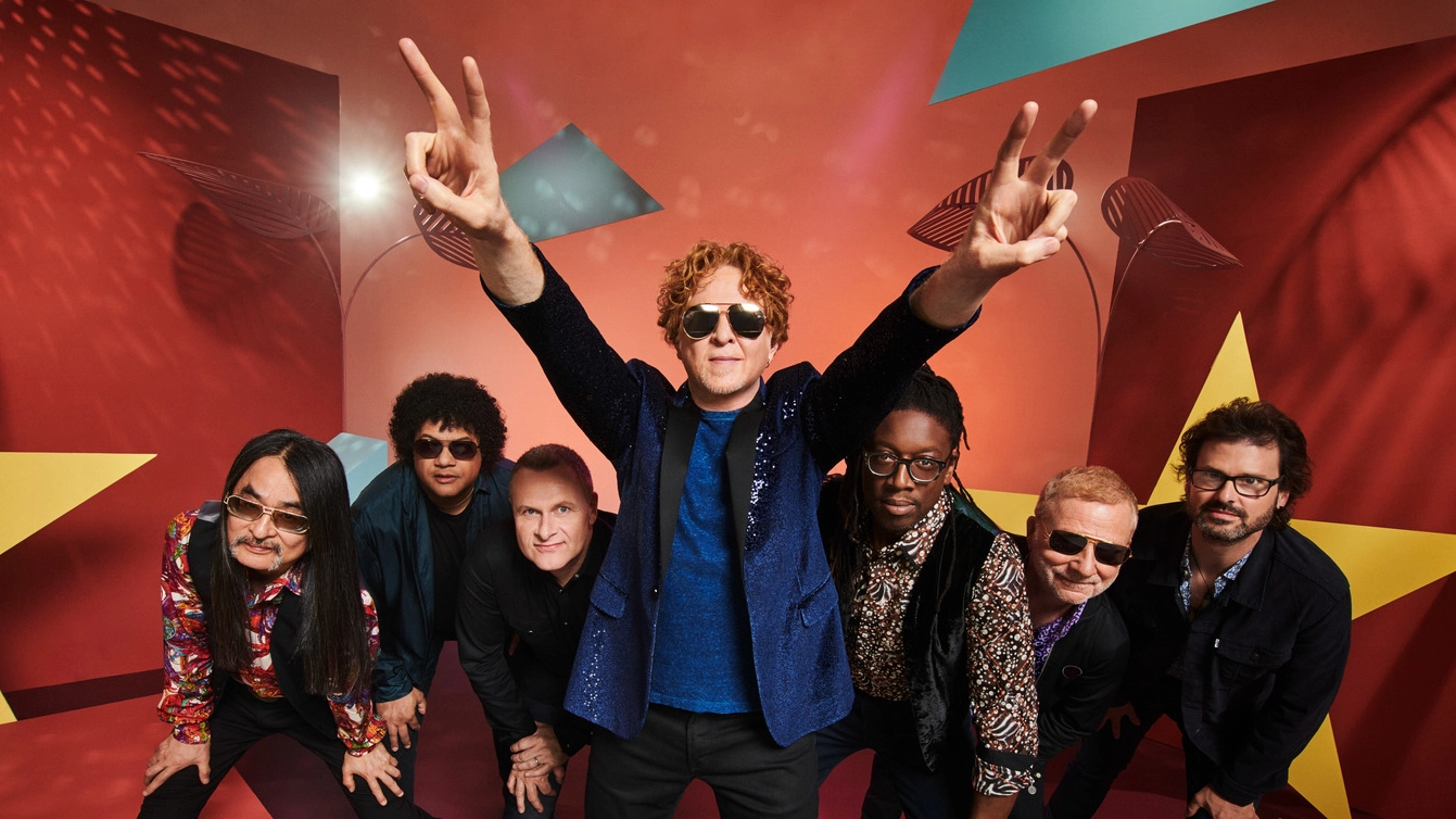 Dopo il successo del concerto inaugurale il chitarrista ha deciso di restare a Lucca. Alle 21.30 in piazza Napoleone la band di Mick Hucknall con i pezzi storici