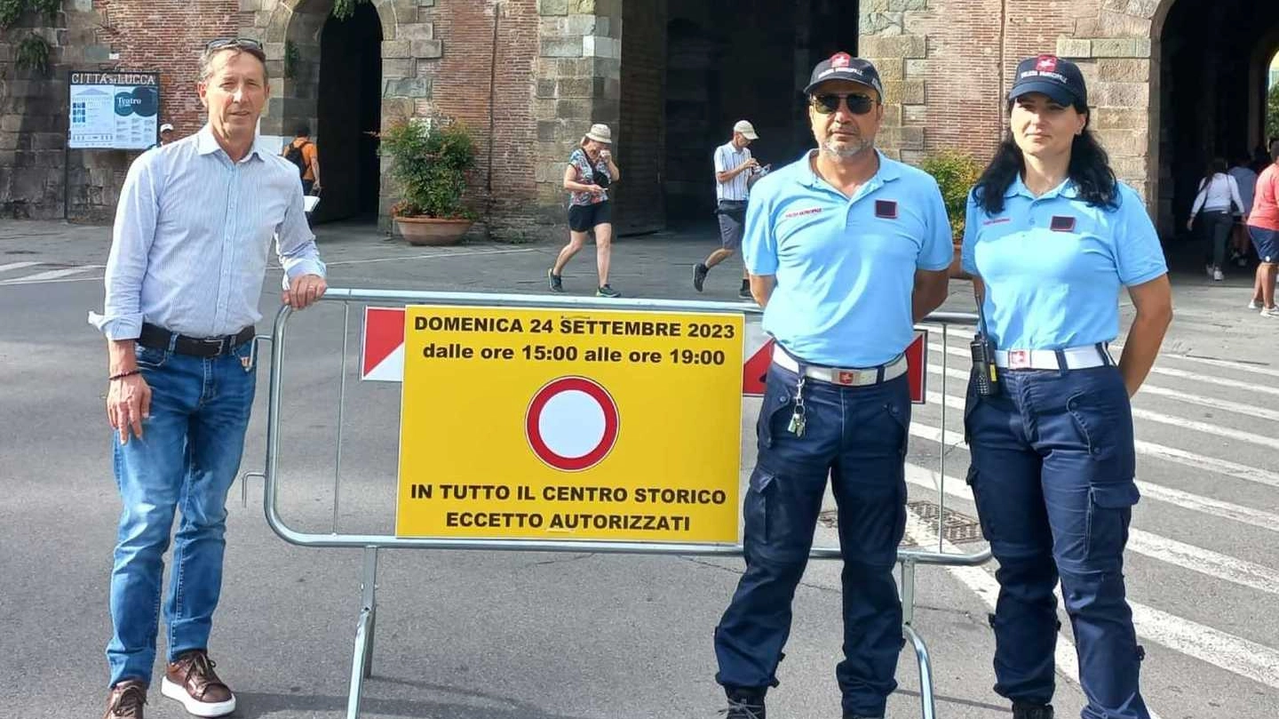 Il sindaco Pardini e l’assessore Santini soddisfatti per il pomeriggio senza auto all’interno delle Mura. ”Un risultato positivo su cui riflettere per eventuali sviluppi di questa iniziativa dai molteplici significati“