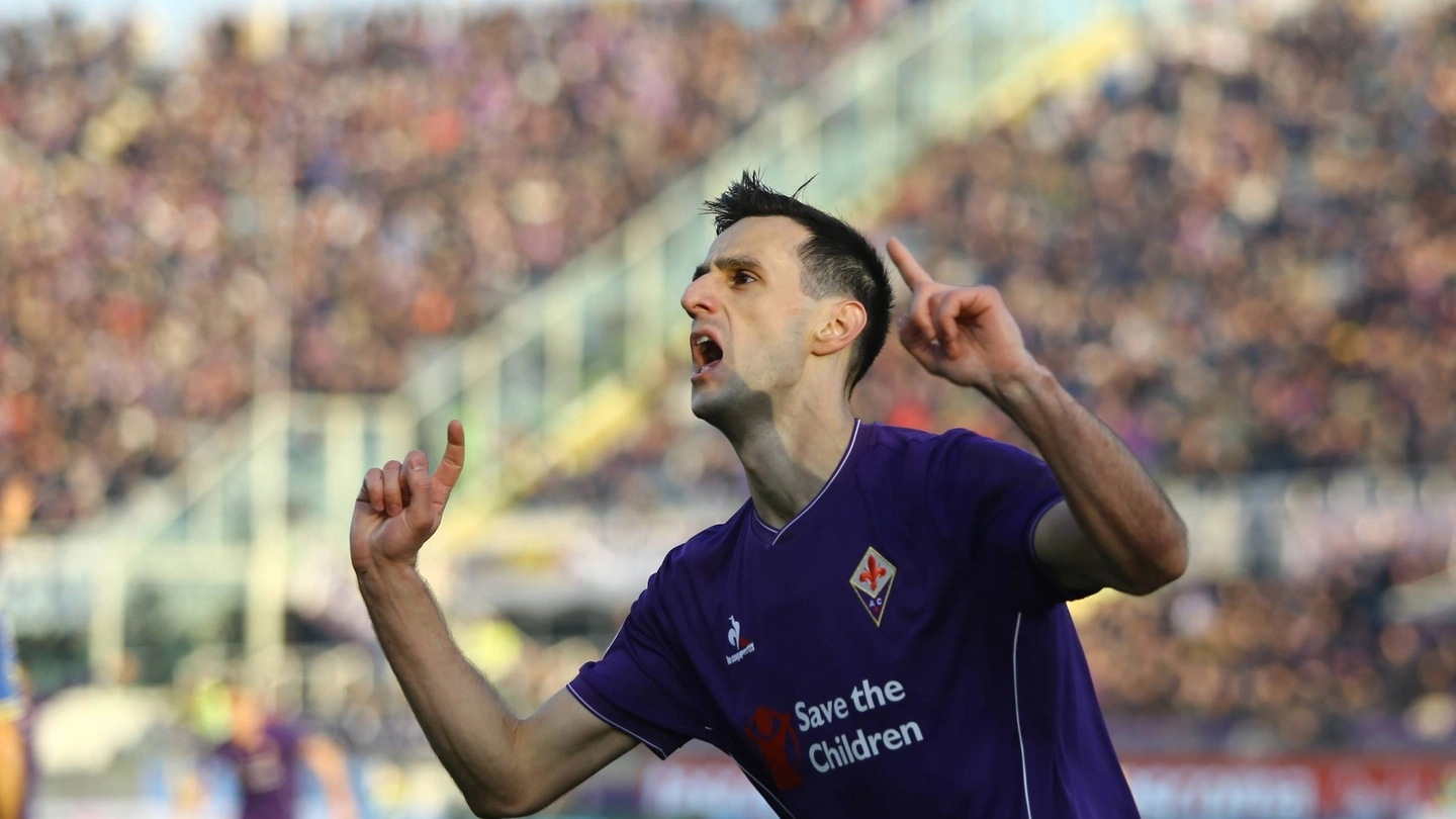 Fiorentina-Chievo, Kalinic esulta dopo un gol (Foto Germogli)