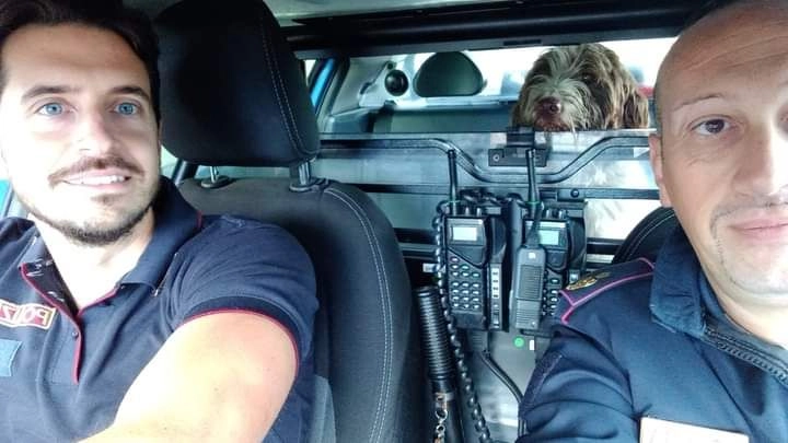 I poliziotti della Volante con la cagnolina abbandonata