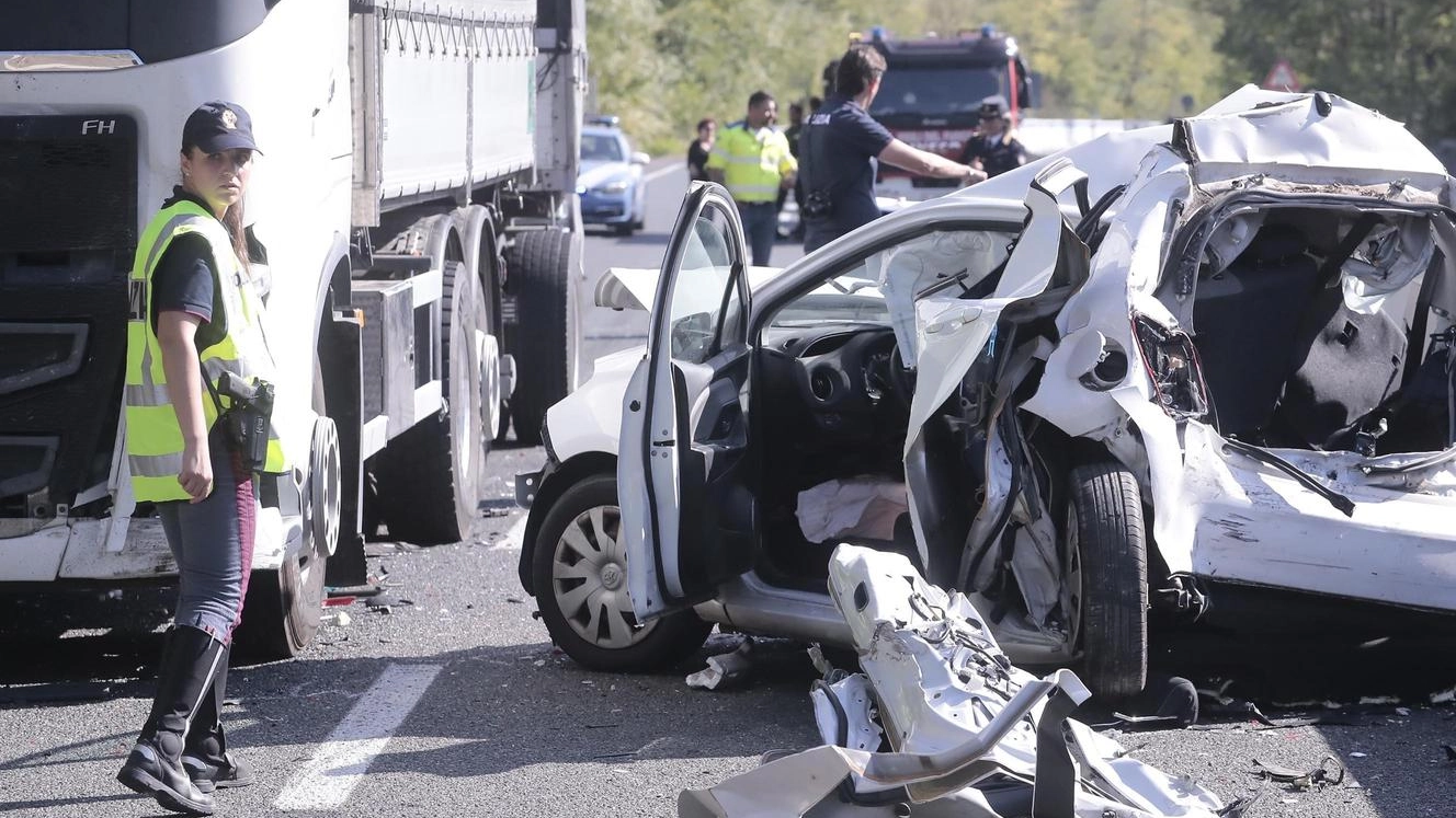 Tragedia sull’Autopalio . Camion tampona le auto in fila. Un morto e code chilometriche