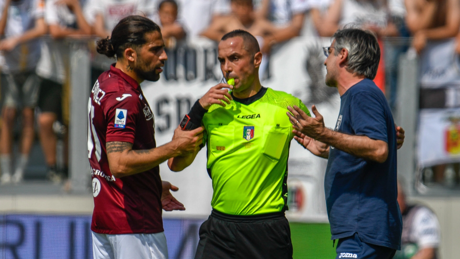 L'arbitro Guida con l'allenatore del Torino Juric: è il momento della sospensione della partita
