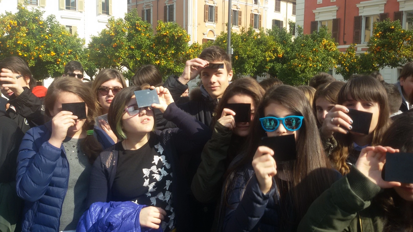 Ragazzi in piazza Aranci ammirano l’eclissi solare