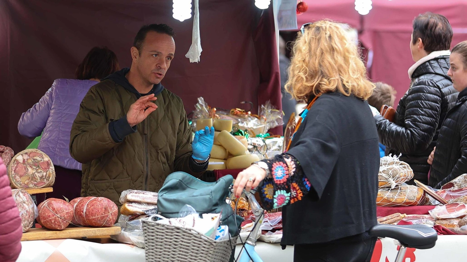 Gli artigiani del gusto in piazza. Raccolta fondi per gli alluvionati Gli artigiani del gusto in piazza. Raccolta fondi per gli alluvionati