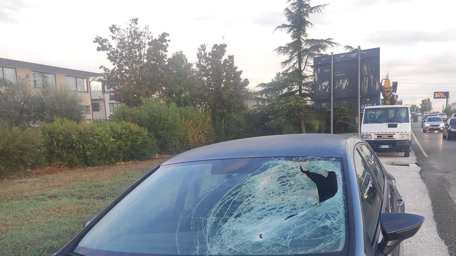 Tragedia sfiorata in FiPiLi. Pezzo di un tir colpisce un’auto. Il guidatore ferito al volto Tragedia sfiorata in FiPiLi. Pezzo di un tir colpisce un’auto. Il guidatore ferito al volto