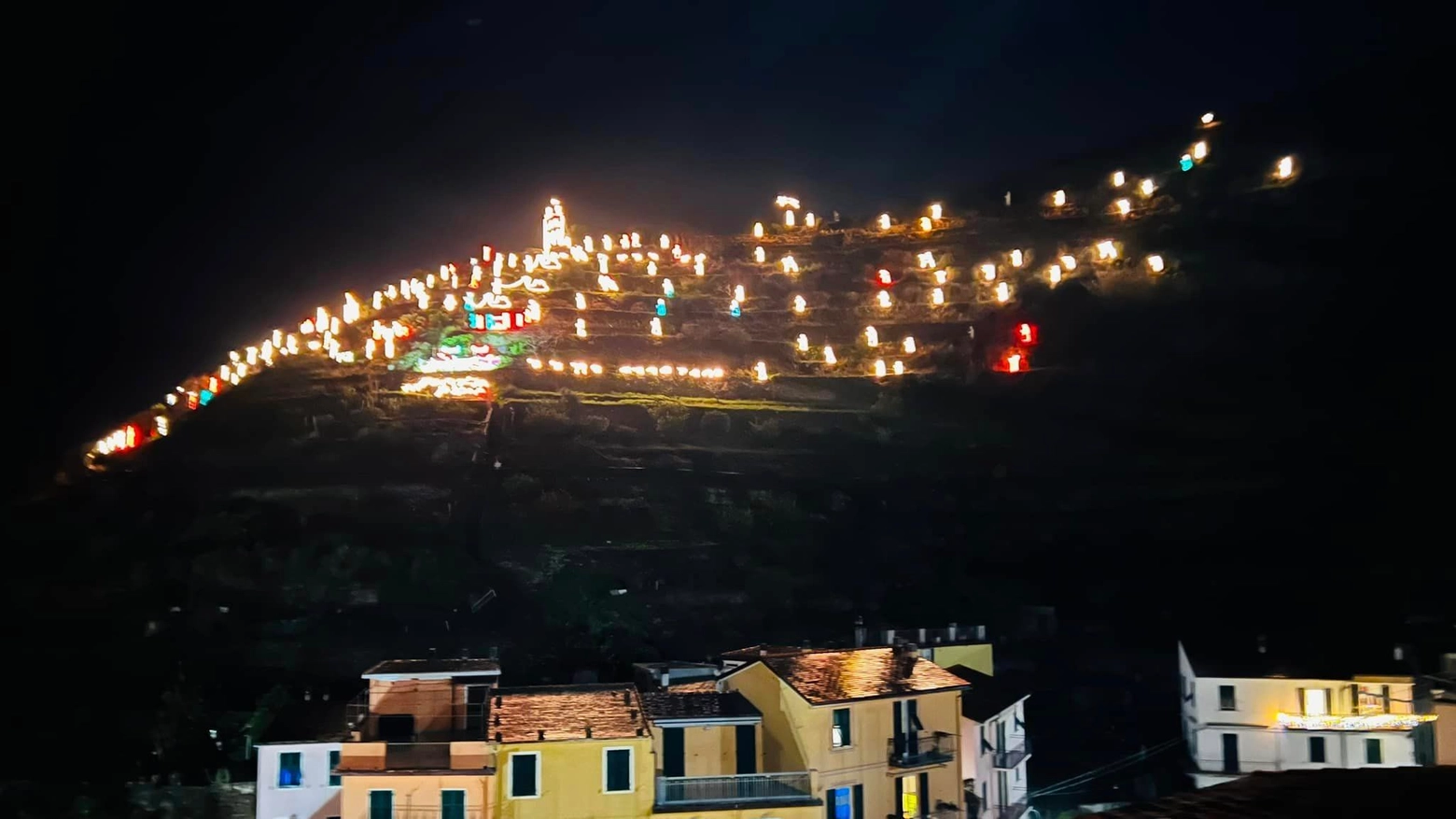 Uno spettacolo che si rinnova ogni 8 dicembre dal 1961. Per la prima volta si illumina senza il suo creatore, Mario Andreoli, scomparso un anno fa