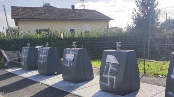 Svastiche sui bidoni dell’Asmiu: "Condanna netta da tutta la città" Svastiche sui bidoni dell’Asmiu: "Condanna netta da tutta la città"