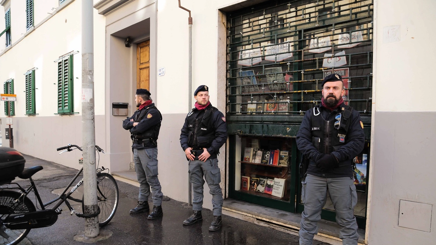 La libreria dove è stata piazzata la bomba (New Press Photo)