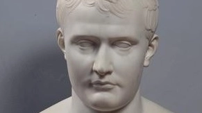 Un particolare del busto di Napoleone