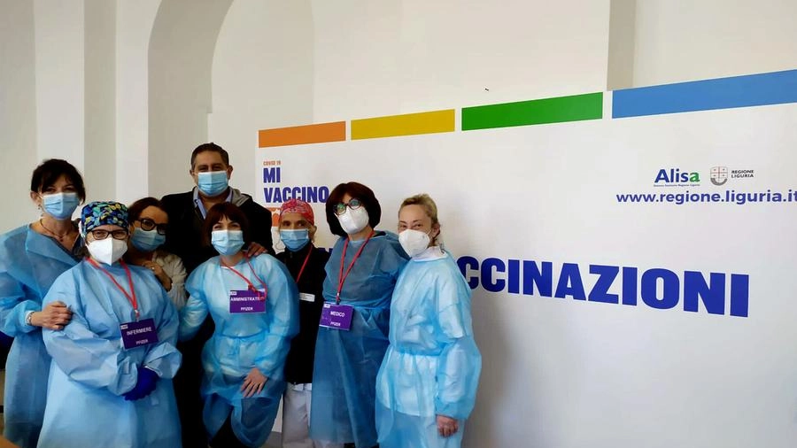 Toti in visita al centro vaccinale (foto Frascatore)