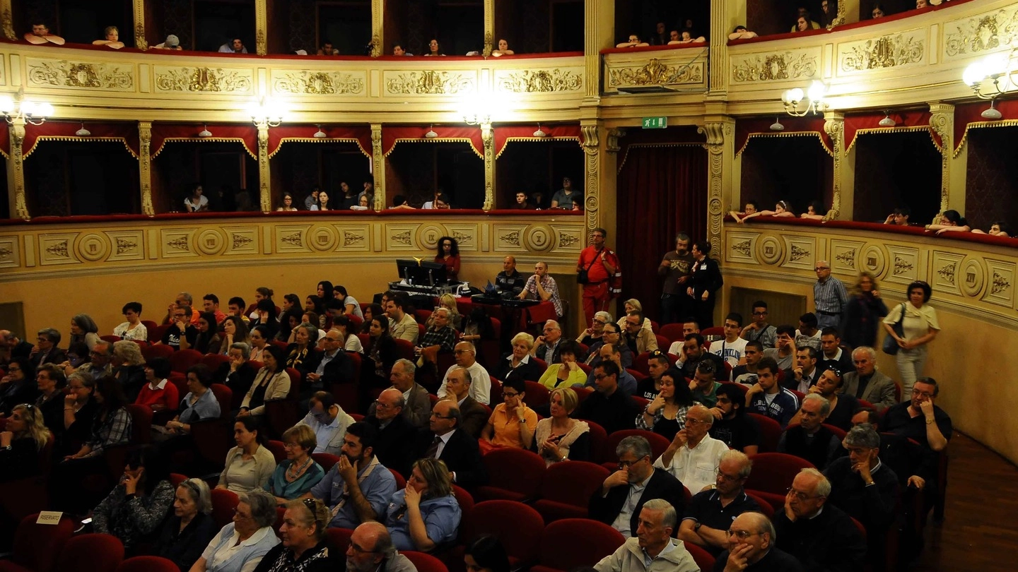Platea e palchi del Teatro Guglielmi a Massa durante una recente iniziativa  (foto di repertorio)