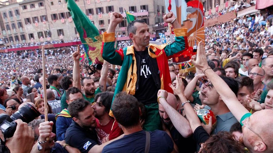 Il giubilo del fantino dopo la vittoria (Foto Lazzeroni)