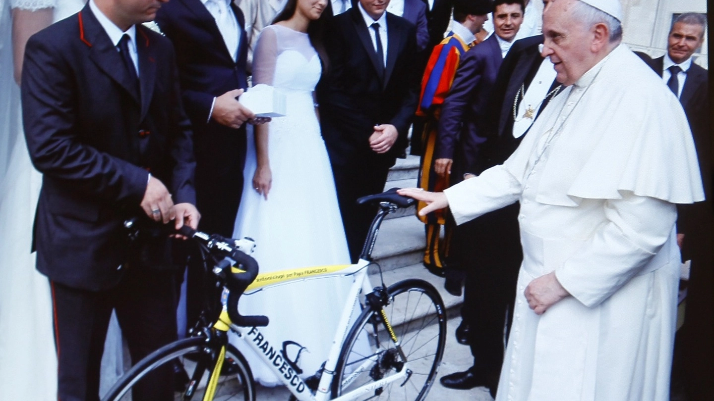 Papa Francesco benedice la bicicletta realizzata dalla ditta Antonio Lupi (Fotocronache Germogli)