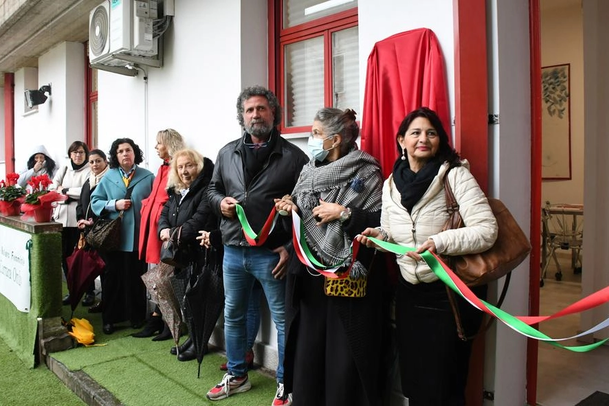 Il taglio del nastro (foto Delia)