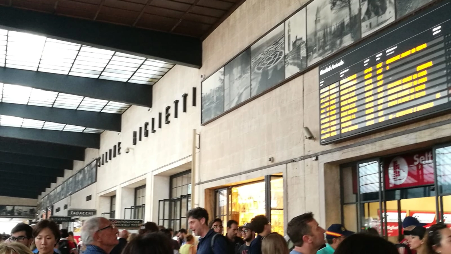 Viaggiatori in attesa alla stazione di Santa Maria Novella