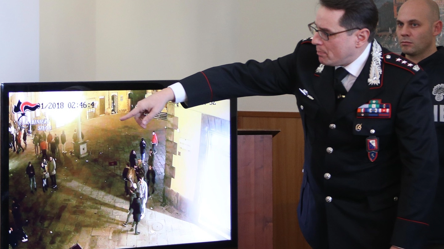  Il colonnello Stefano Di Pace mostra il video
