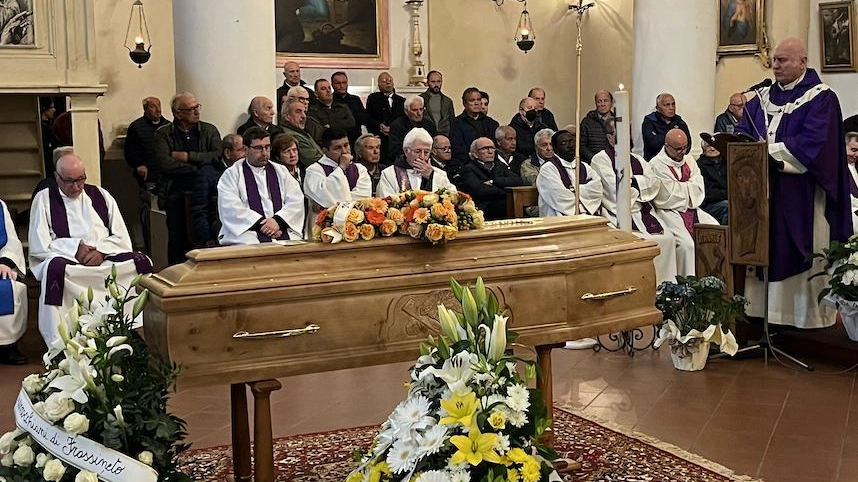 Lacrime e ricordi nell’addio a don Fortunato  Ivana Ciabatti: "Era solare, ci mancherà"