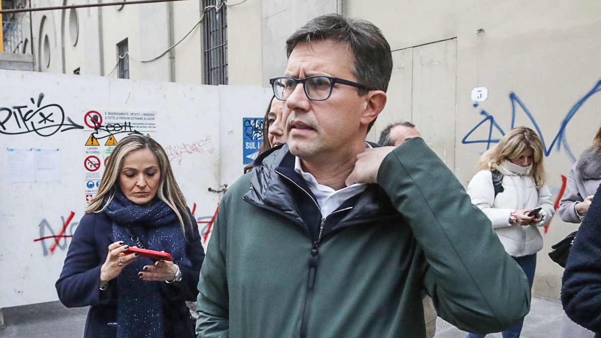 Il sindaco di Firenze Dario Nardella davanti al liceo Michelangiolo dopo l'aggressione