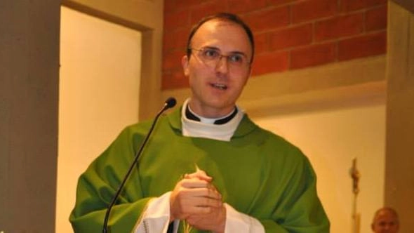 Don Simone Amidei è il parroco che guida la parrocchia  di Santa Maria Madre della Chiesa in piazza Amendola a Oste