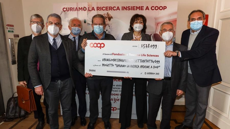 Sede Unicoop Firenze, la consegna dei fondi raccolti per la ricerca contro il Covid
