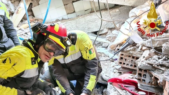 Turchia, un ragazzo estratto vivo dalle macerie Turchia, un ragazzo estratto vivo dalle macerie