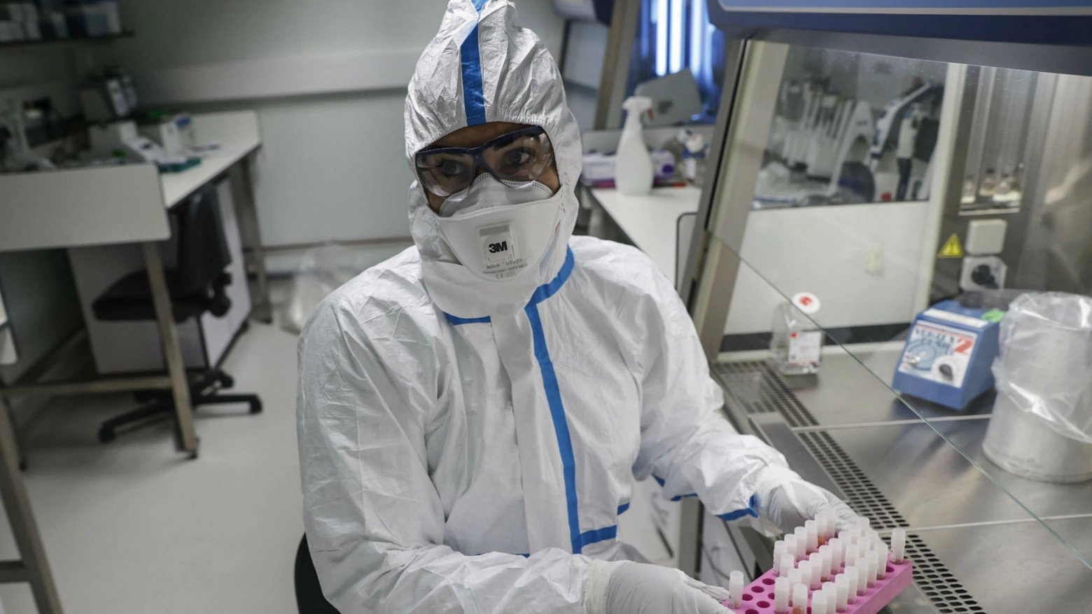 Un laboratorio dove vengono analizzati i tamponi del Coronavirus