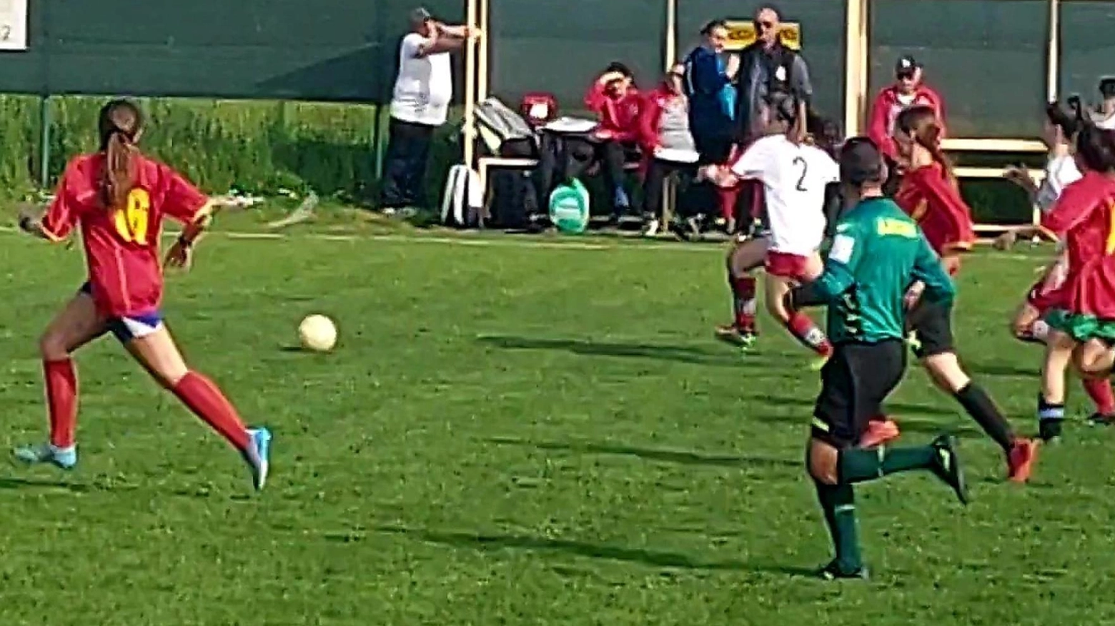 Donne in campo. Partita benefica contro la solitudine Donne in campo. Partita benefica contro la solitudine