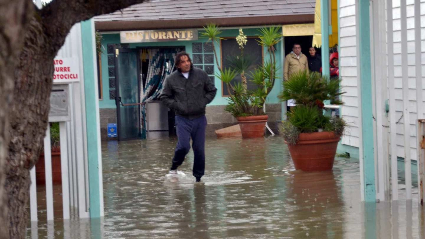 Nel 2012 la mareggiata allagò i bagni di Levante e il mare arrivò sul Vialone