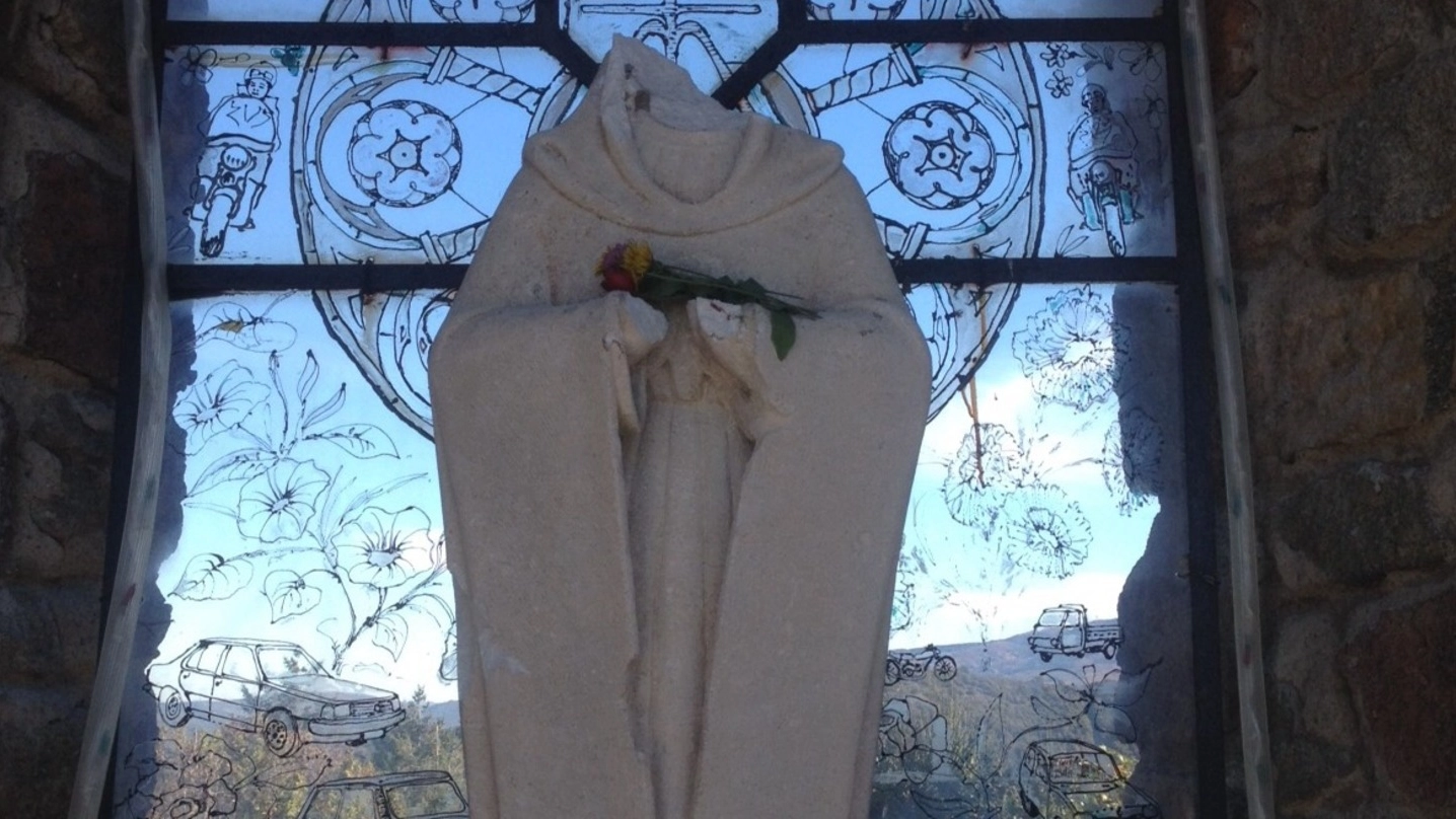 La statua decapitata della Madonnina del  Buon Viaggio che si trova a Monticello Amiata