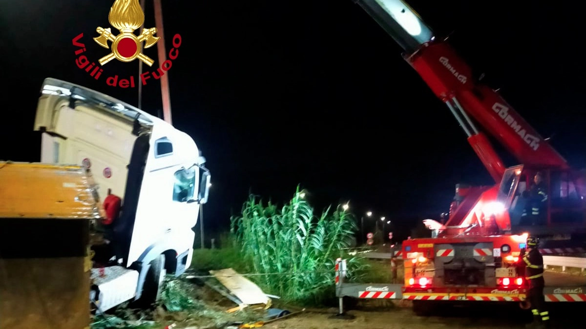 Le operazioni di rimozione del camion effettuate dai vigili del fuoco Le operazioni di rimozione del camion effettuate dai vigili del fuoco