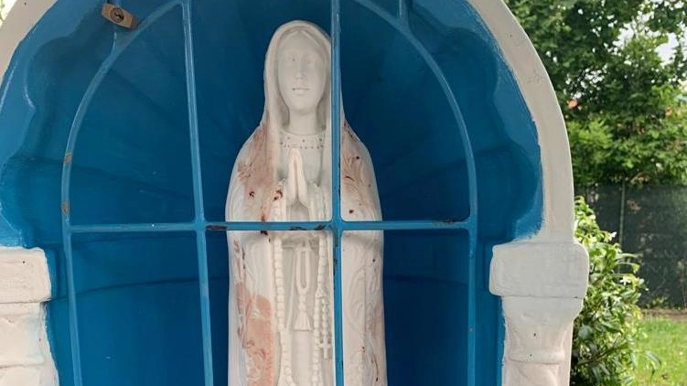 Vandali danneggiano la Madonnina  Statua imbrattata con liquido rosso