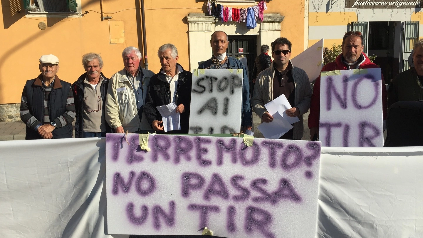 Con lenzuola bianche e scritte di protesta hanno dimostrato la loro contrarietà al traffico pesante nella zona del Ponte di Arcola