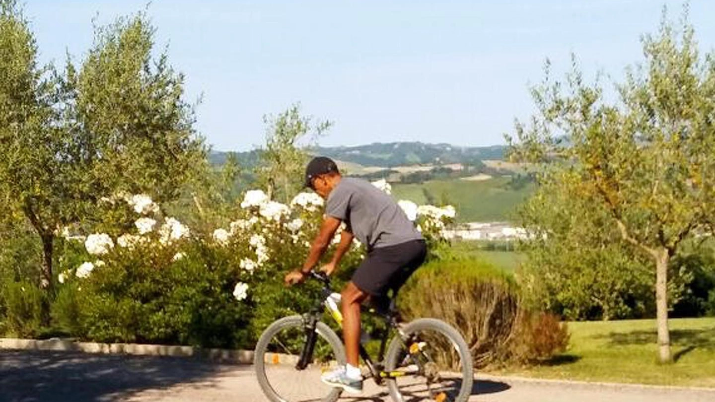 Obama in mountain bike a Borgo Finocchieto (Ansa)
