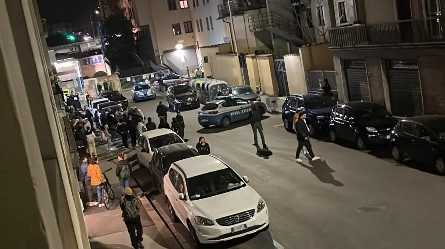 La polizia di fronte all'ex hotel Astor nei minuti della rissa La polizia di fronte all'ex hotel Astor nei minuti della rissa
