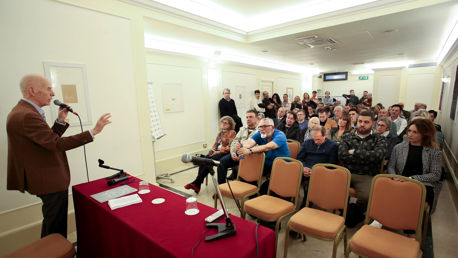 I cittadini in assemblea per chiedere sicurezza (foto Giuseppe Cabras / Pressphoto) I cittadini in assemblea per chiedere sicurezza (foto Giuseppe Cabras / Pressphoto)