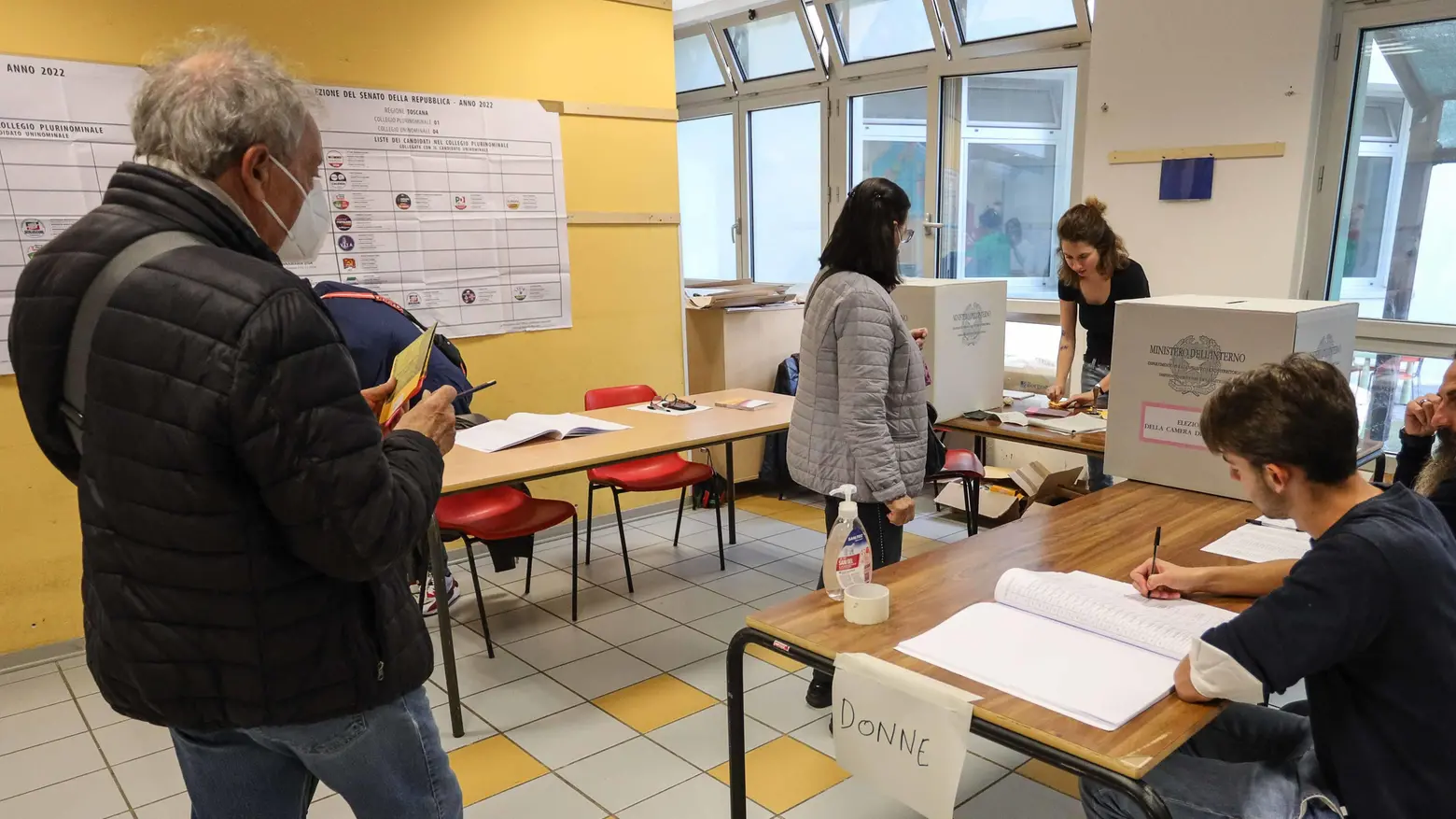 Urne aperte oggi e domani Chiamati al voto in 21mila Urne aperte oggi e domani Chiamati al voto in 21mila