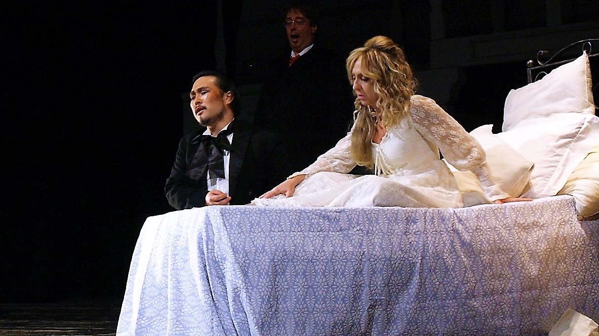 Kentaro Kitaya e Roberta Ceccotti nelle scene finali della Traviata