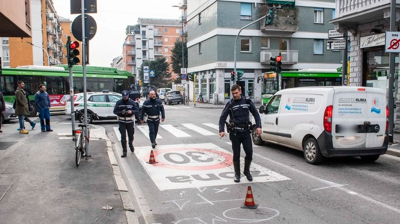 Tragedia in strada a Milano, pedone investivo: muore a 25 anni