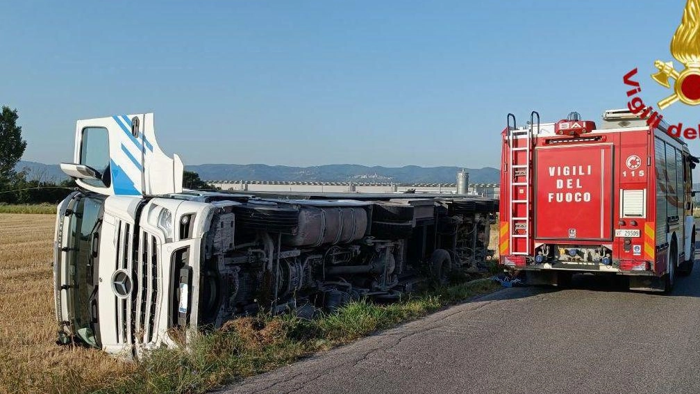 Camion si ribalta lungo via Torgianese Ferito l’autista Camion si ribalta lungo via Torgianese Ferito l’autista