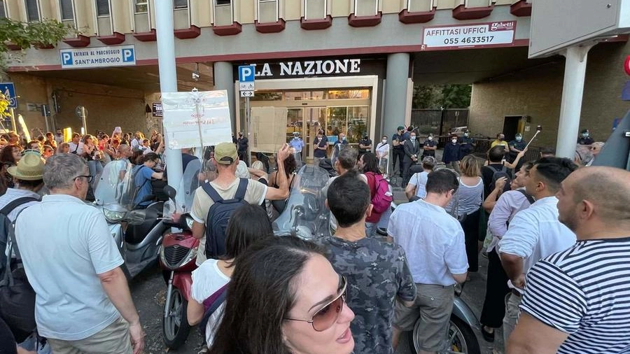 La manifestazione di fronte alla sede de La Nazione (New Press Photo)