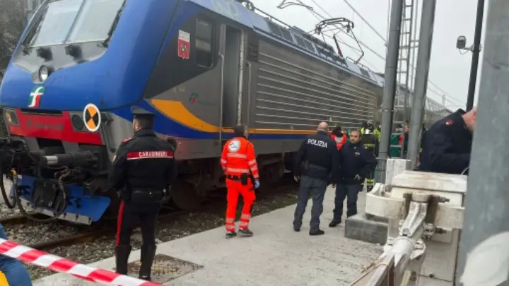 Muore travolto dal treno a Montecatini. Soccorsi e forze dell'ordine sul posto