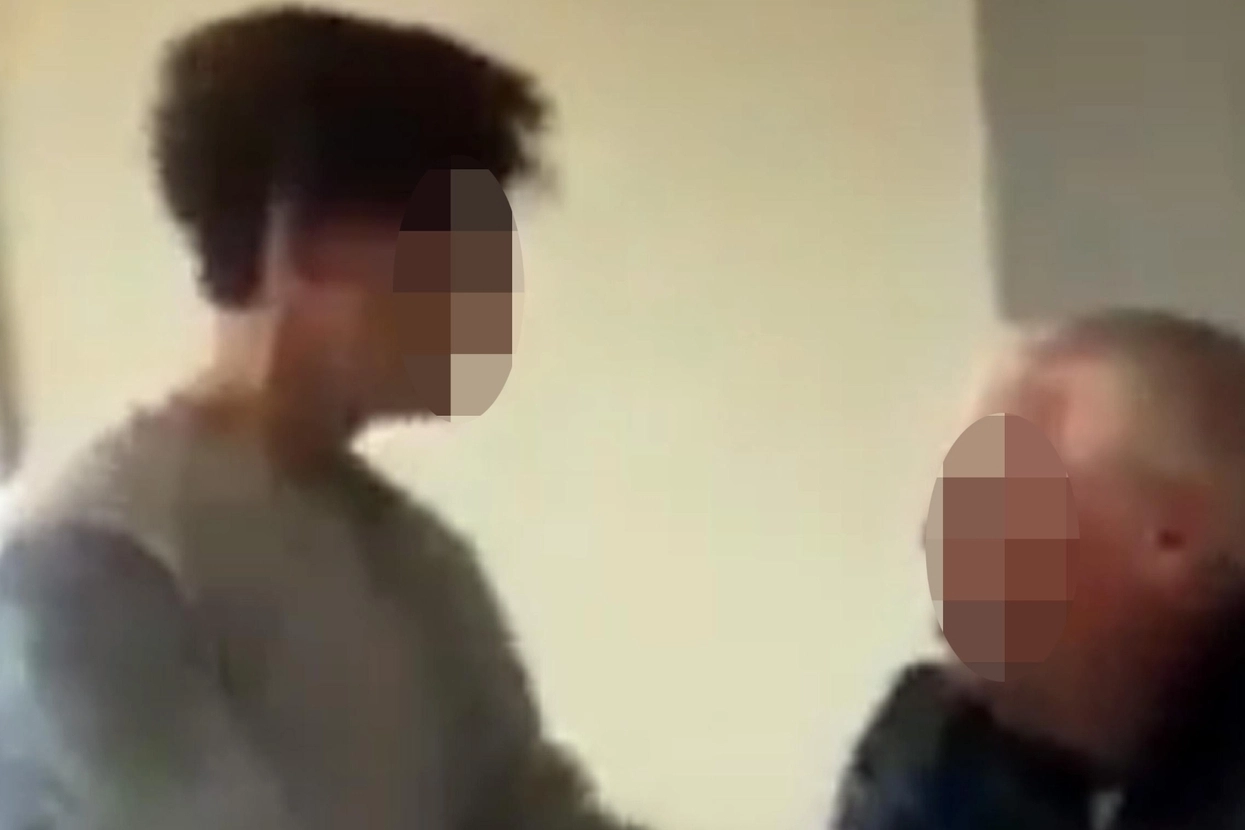 Un frammento del video-choc di bullismo contro il professore
